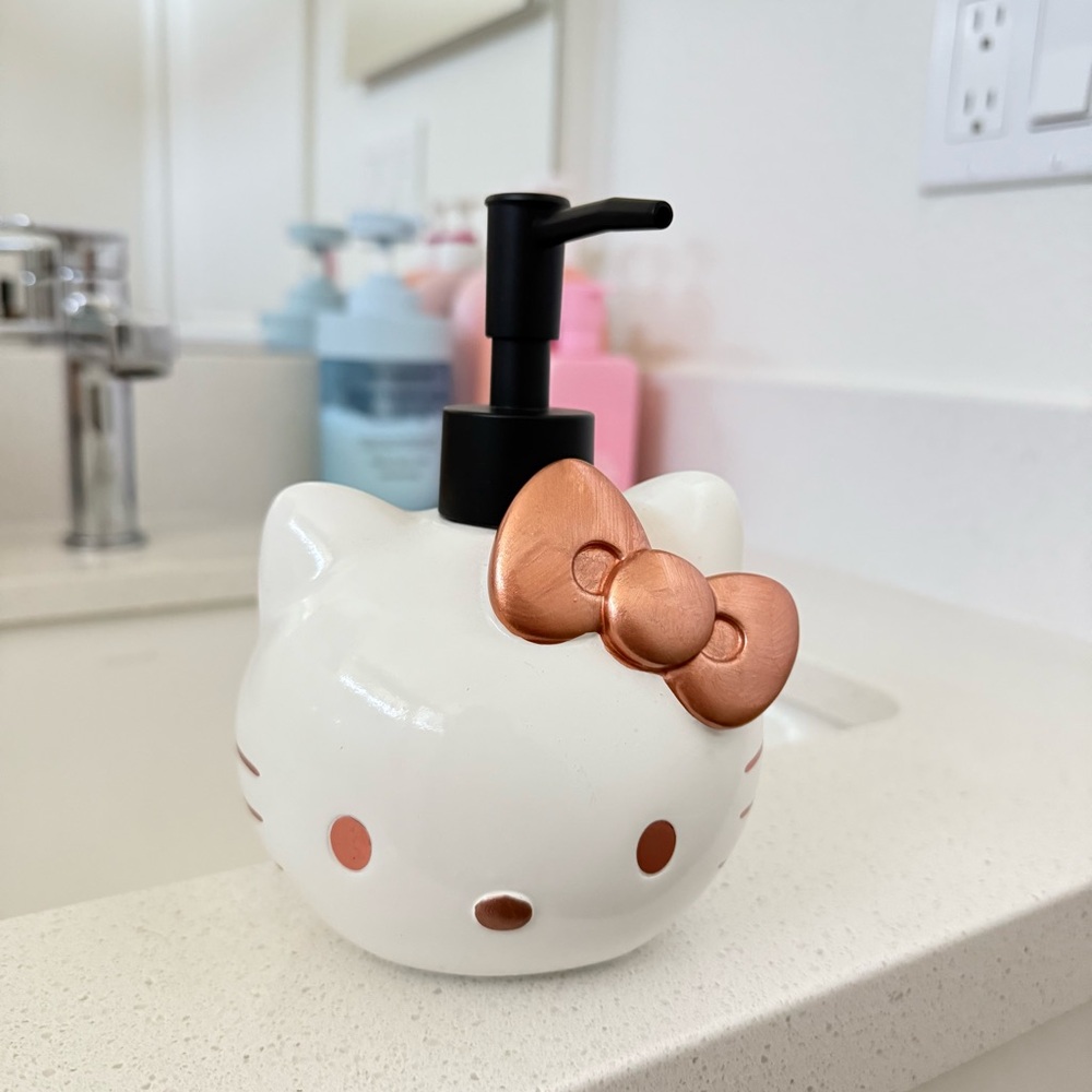 Sanrio White and Gold Hello Kitty Bath Accessory